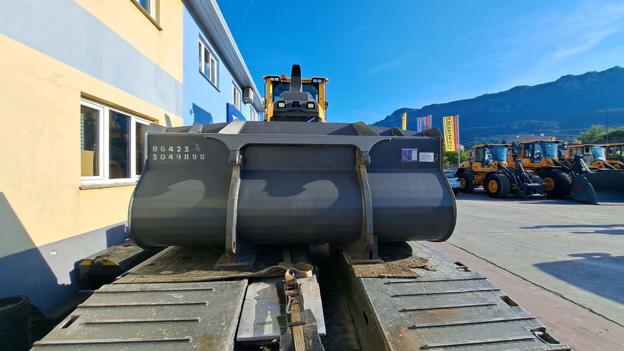VOLVO 2500 mm for 12-15 ton wheel loaders - Kuormaajan kauha: kuva VOLVO 2500 mm for 12-15 ton wheel loaders - Kuormaajan kauha VOLVO 2500 mm for 12-15 ton wheel loaders - Kuormaajan kauha: kuva VOLVO 2500 mm for 12-15 ton wheel loaders - Kuormaajan kauha