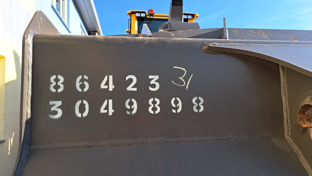 VOLVO 2500 mm for 12-15 ton wheel loaders - Kuormaajan kauha: kuva VOLVO 2500 mm for 12-15 ton wheel loaders - Kuormaajan kauha VOLVO 2500 mm for 12-15 ton wheel loaders - Kuormaajan kauha: kuva VOLVO 2500 mm for 12-15 ton wheel loaders - Kuormaajan kauha