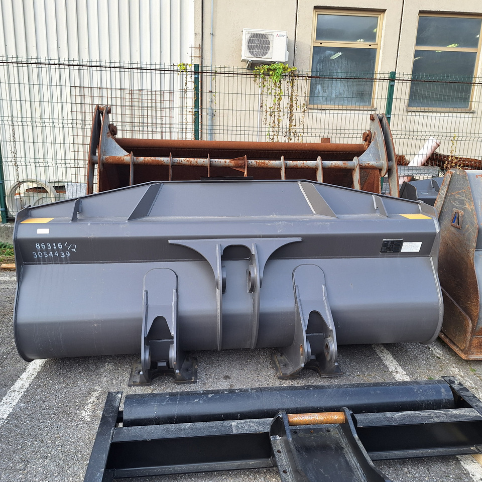 VOLVO 2880 mm for 18-22 ton wheel loaders - Kuormaajan kauha - Rakennuskoneet: kuva VOLVO 2880 mm for 18-22 ton wheel loaders - Kuormaajan kauha - Rakennuskoneet VOLVO 2880 mm for 18-22 ton wheel loaders - Kuormaajan kauha - Rakennuskoneet: kuva VOLVO 2880 mm for 18-22 ton wheel loaders - Kuormaajan kauha - Rakennuskoneet