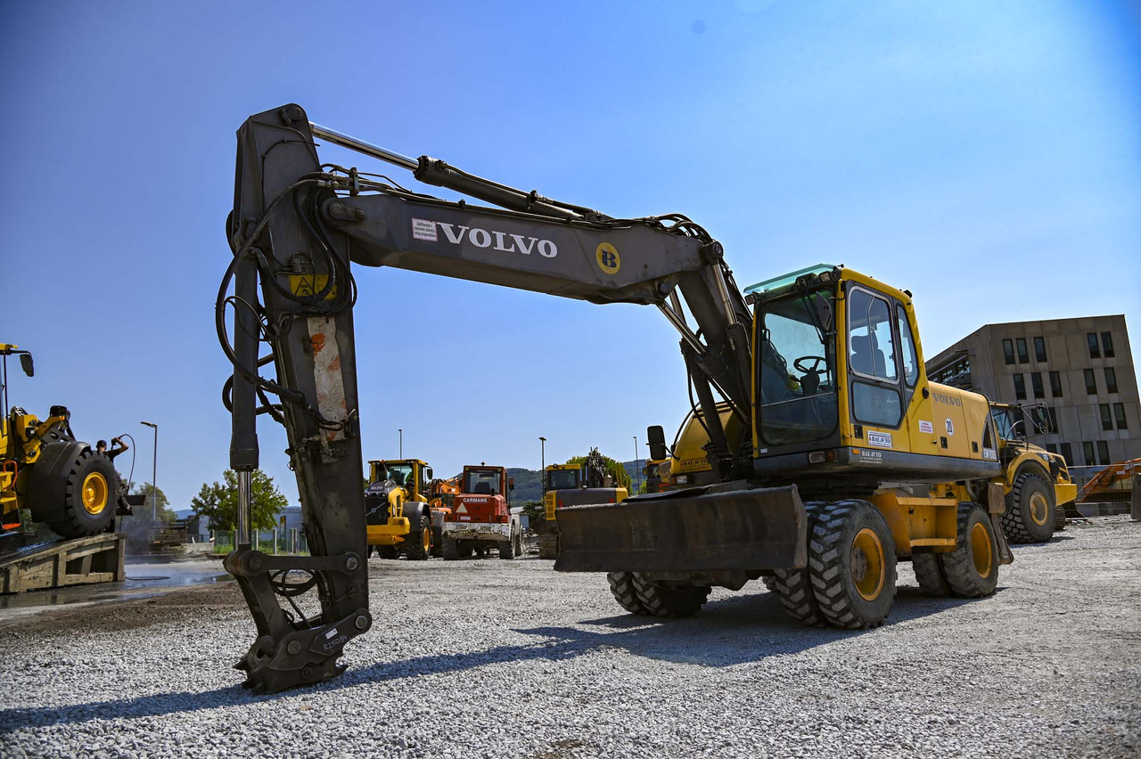 VOLVO EW180B - Pyöräalustainen kaivinkone: kuva VOLVO EW180B - Pyöräalustainen kaivinkone VOLVO EW180B - Pyöräalustainen kaivinkone: kuva VOLVO EW180B - Pyöräalustainen kaivinkone