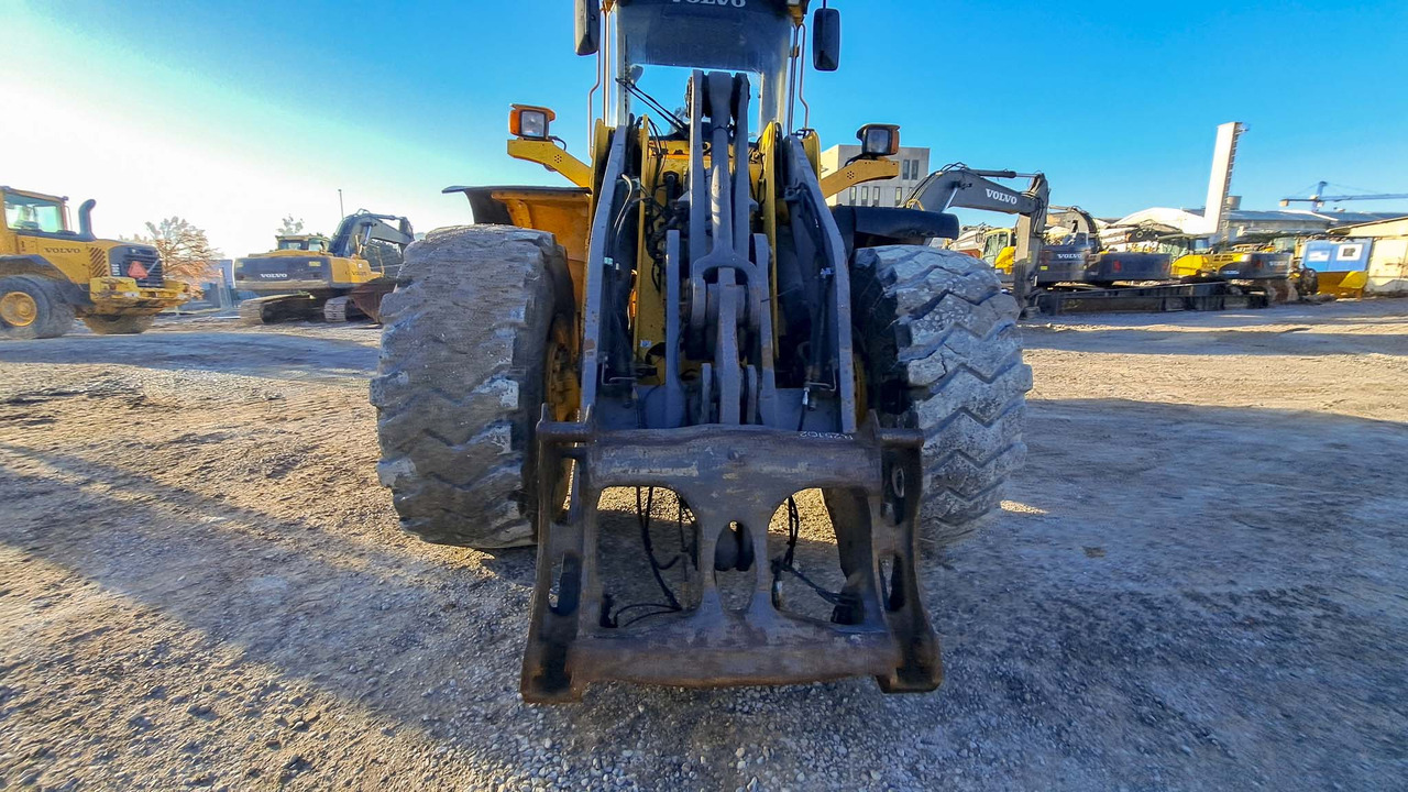 VOLVO L120E - Pyöräkuormaaja: kuva VOLVO L120E - Pyöräkuormaaja VOLVO L120E - Pyöräkuormaaja: kuva VOLVO L120E - Pyöräkuormaaja