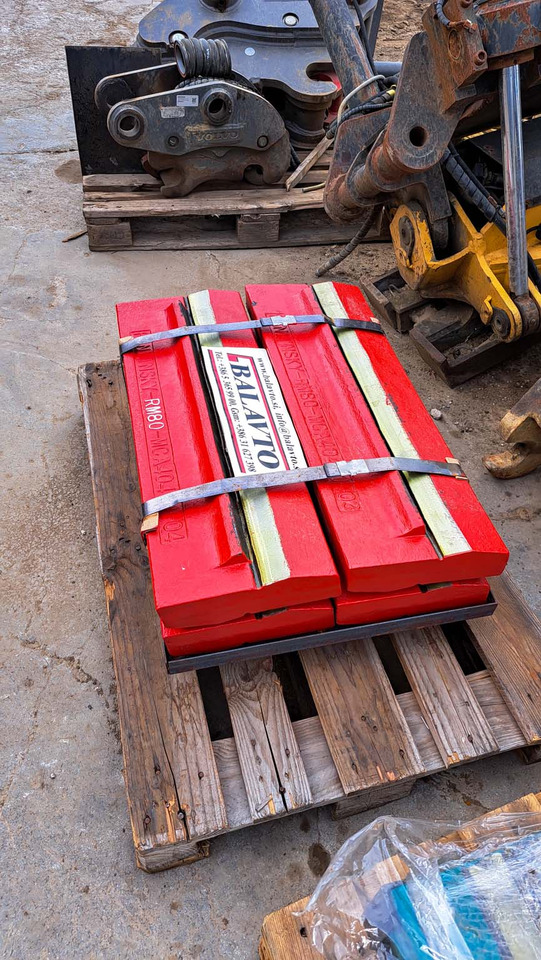 Blow bar Rubble Master RM80 for crusher - Varaosat - Murskain: kuva Blow bar Rubble Master RM80 for crusher - Varaosat - Murskain Blow bar Rubble Master RM80 for crusher - Varaosat - Murskain: kuva Blow bar Rubble Master RM80 for crusher - Varaosat - Murskain