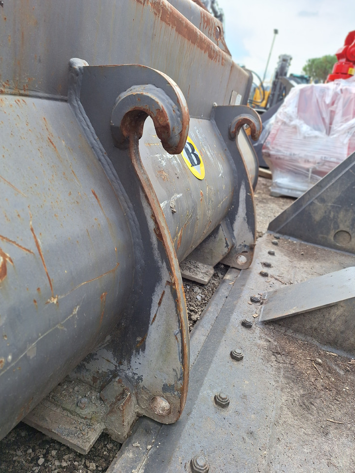 Volvo 93812 loader bucket 2300 mm BOE - Kuormaajan kauha: kuva Volvo 93812 loader bucket 2300 mm BOE - Kuormaajan kauha Volvo 93812 loader bucket 2300 mm BOE - Kuormaajan kauha: kuva Volvo 93812 loader bucket 2300 mm BOE - Kuormaajan kauha