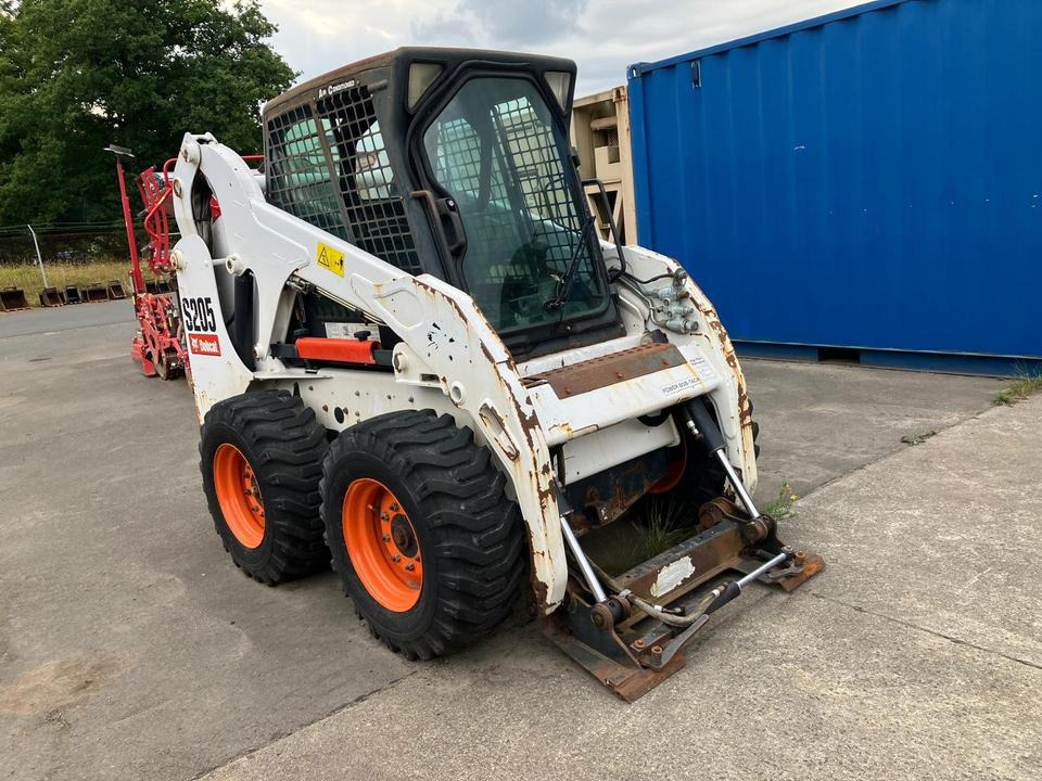 Bobcat S 205 Kompaktlader - Liukuohjattu kuormaaja: kuva Bobcat S 205 Kompaktlader - Liukuohjattu kuormaaja Bobcat S 205 Kompaktlader - Liukuohjattu kuormaaja: kuva Bobcat S 205 Kompaktlader - Liukuohjattu kuormaaja