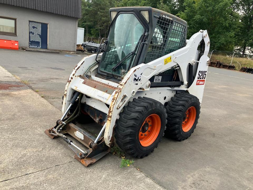 Bobcat S 205 Kompaktlader - Liukuohjattu kuormaaja: kuva Bobcat S 205 Kompaktlader - Liukuohjattu kuormaaja Bobcat S 205 Kompaktlader - Liukuohjattu kuormaaja: kuva Bobcat S 205 Kompaktlader - Liukuohjattu kuormaaja