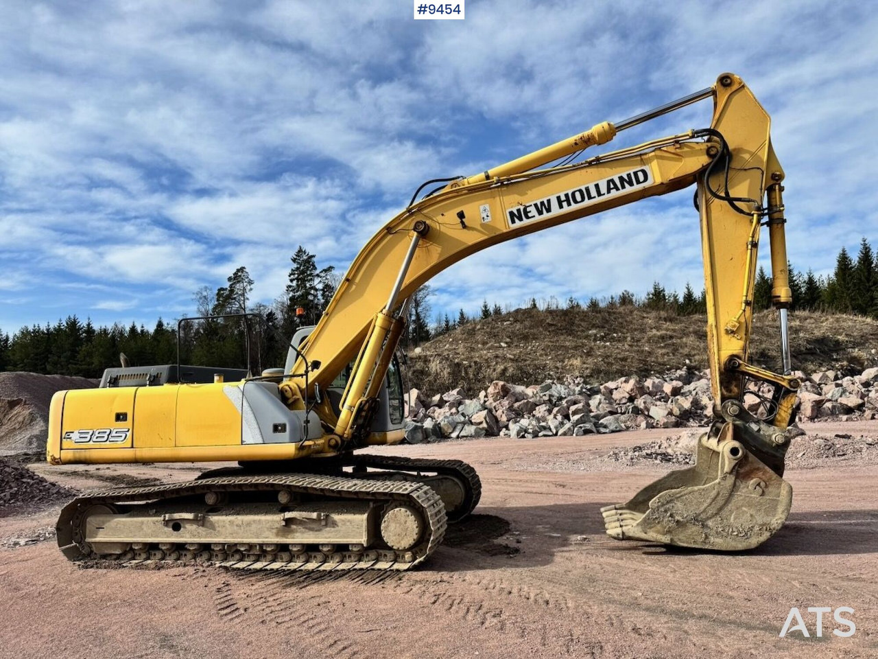 Excavator New Holland E385 - Telakaivukone: kuva Excavator New Holland E385 - Telakaivukone Excavator New Holland E385 - Telakaivukone: kuva Excavator New Holland E385 - Telakaivukone