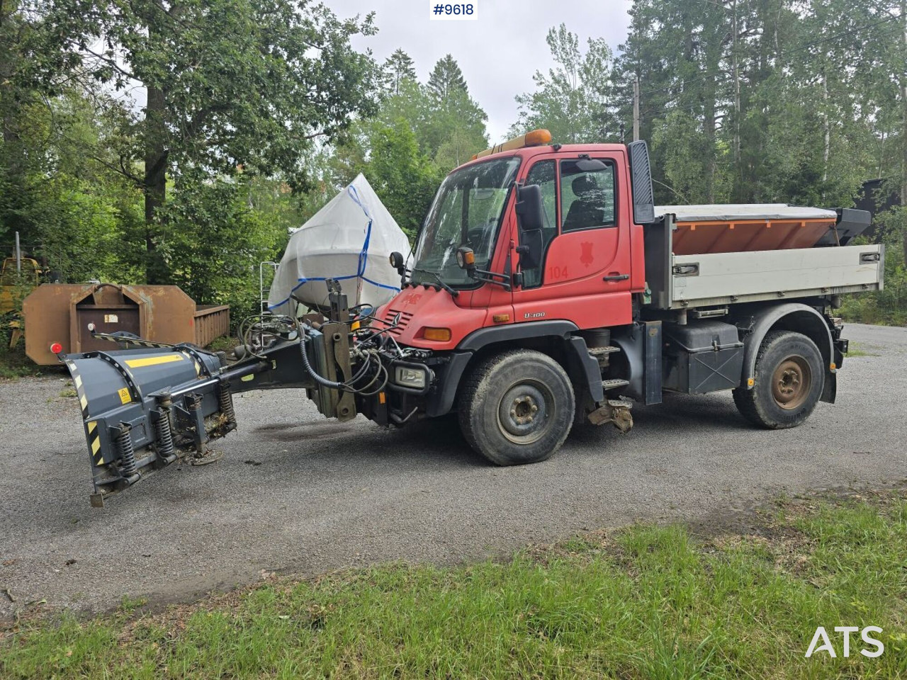 MB Unimog with equipment - Lumikone: kuva MB Unimog with equipment - Lumikone MB Unimog with equipment - Lumikone: kuva MB Unimog with equipment - Lumikone