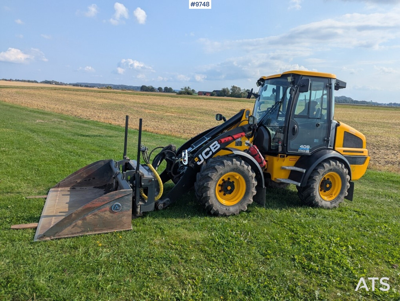 Wheel loader JCB 409 Stage V Nordic Edition 40km/h with attachments - Pyöräkuormaaja: kuva Wheel loader JCB 409 Stage V Nordic Edition 40km/h with attachments - Pyöräkuormaaja Wheel loader JCB 409 Stage V Nordic Edition 40km/h with attachments - Pyöräkuormaaja: kuva Wheel loader JCB 409 Stage V Nordic Edition 40km/h with attachments - Pyöräkuormaaja