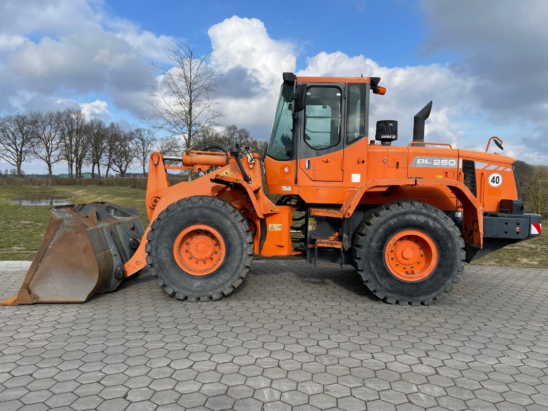 Doosan DL250 - Pyöräkuormaaja: kuva Doosan DL250 - Pyöräkuormaaja Doosan DL250 - Pyöräkuormaaja: kuva Doosan DL250 - Pyöräkuormaaja