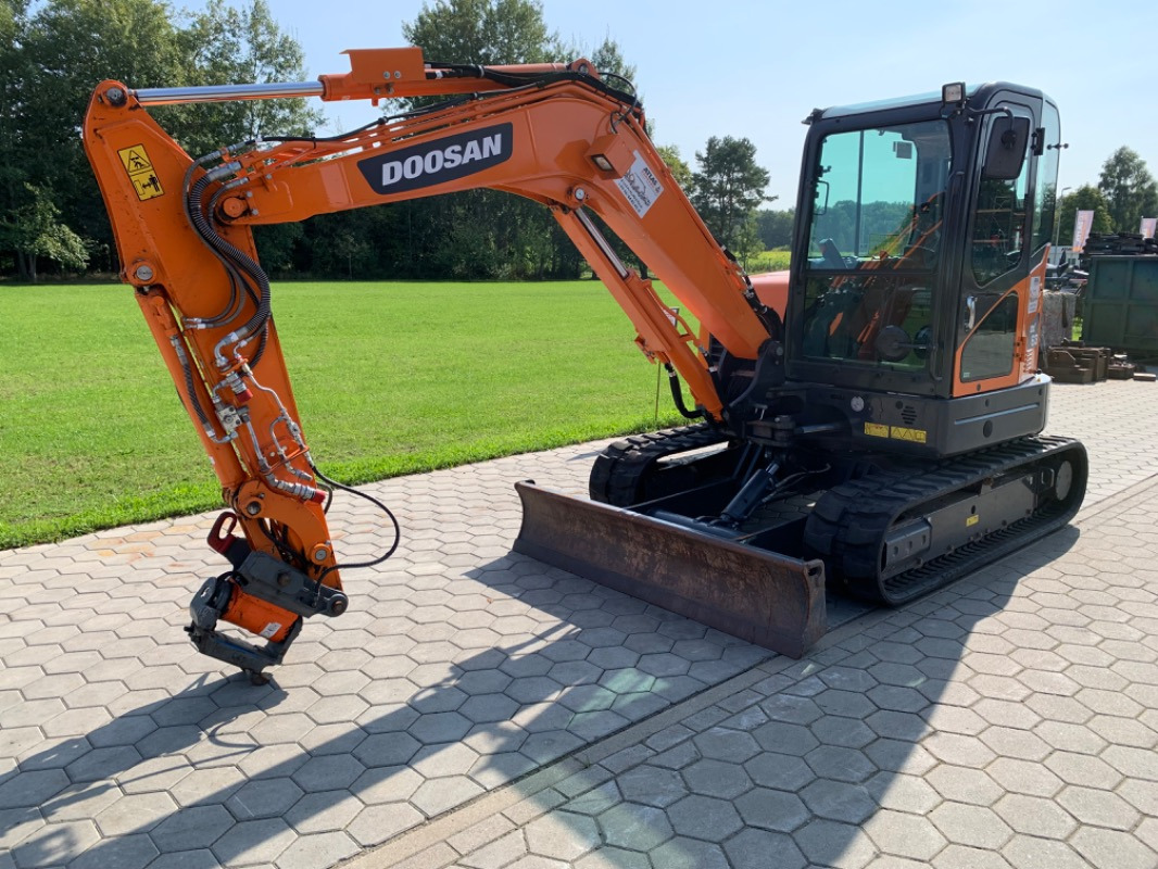 Doosan DX63-3 - Minikuormaaja: kuva Doosan DX63-3 - Minikuormaaja Doosan DX63-3 - Minikuormaaja: kuva Doosan DX63-3 - Minikuormaaja