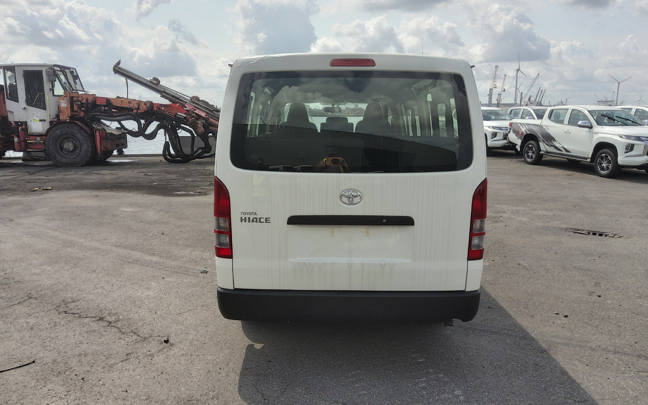 Toyota Hiace STANDARD ROOF 2.5L Diesel Manual - Minibussi, Pikkubussi: kuva Toyota Hiace STANDARD ROOF 2.5L Diesel Manual - Minibussi, Pikkubussi Toyota Hiace STANDARD ROOF 2.5L Diesel Manual - Minibussi, Pikkubussi: kuva Toyota Hiace STANDARD ROOF 2.5L Diesel Manual - Minibussi, Pikkubussi