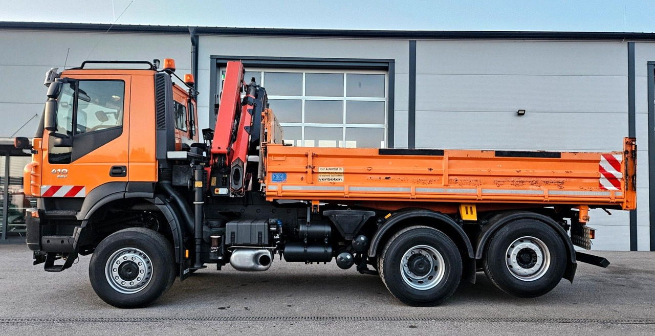 Kippiauto kuorma-auto, Nosturiauto Iveco Trakker 410 6x4-4 EEV Palfinger PK12502 Funk: kuva Kippiauto kuorma-auto, Nosturiauto Iveco Trakker 410 6x4-4 EEV Palfinger PK12502 Funk