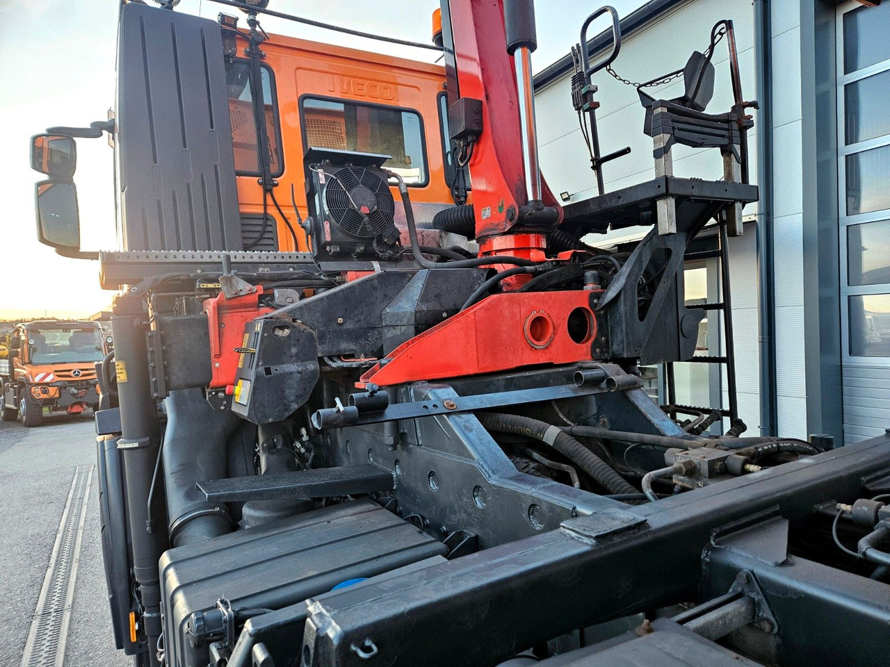 Kippiauto kuorma-auto, Nosturiauto Iveco Trakker 410 6x4-4 EEV Palfinger PK12502 Funk: kuva Kippiauto kuorma-auto, Nosturiauto Iveco Trakker 410 6x4-4 EEV Palfinger PK12502 Funk