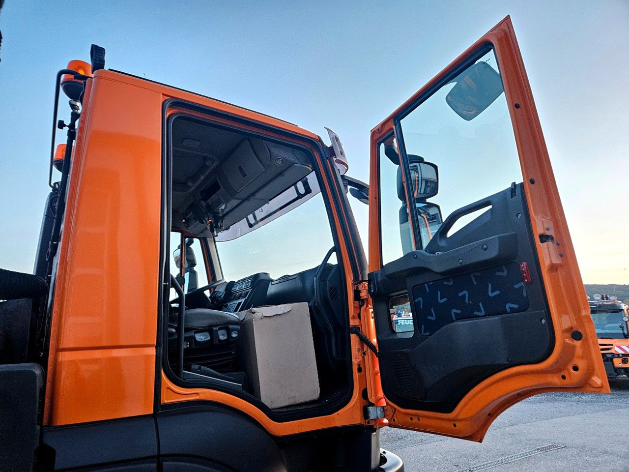 Kippiauto kuorma-auto, Nosturiauto Iveco Trakker 410 6x4-4 EEV Palfinger PK12502 Funk: kuva Kippiauto kuorma-auto, Nosturiauto Iveco Trakker 410 6x4-4 EEV Palfinger PK12502 Funk