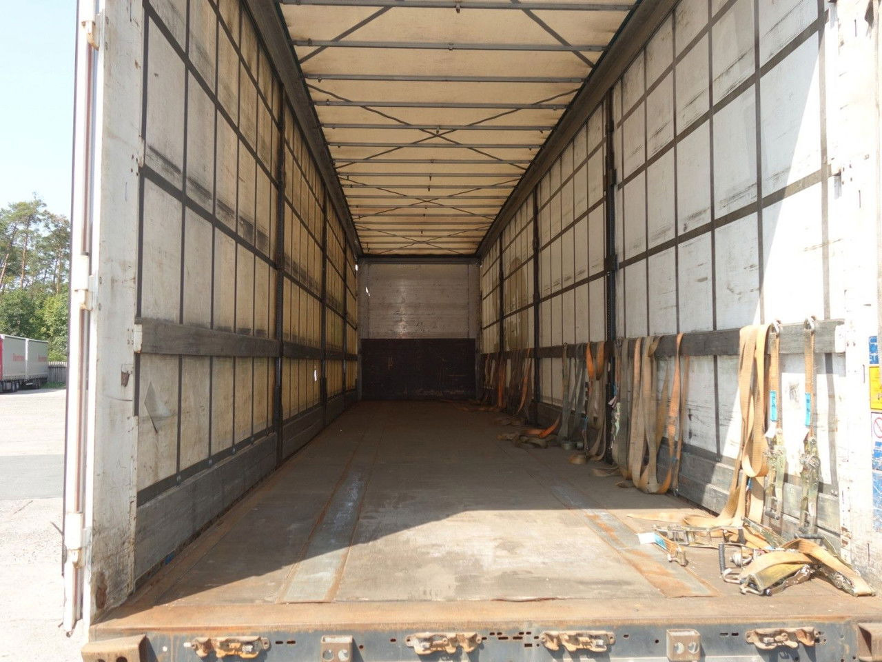 Pressukapellipuoliperävaunu Diversen SN24 Mega, Liftachse, SAF Achsen Koegel SN24 Mega, Liftachse, SAF Achsen: kuva Pressukapellipuoliperävaunu Diversen SN24 Mega, Liftachse, SAF Achsen Koegel SN24 Mega, Liftachse, SAF Achsen