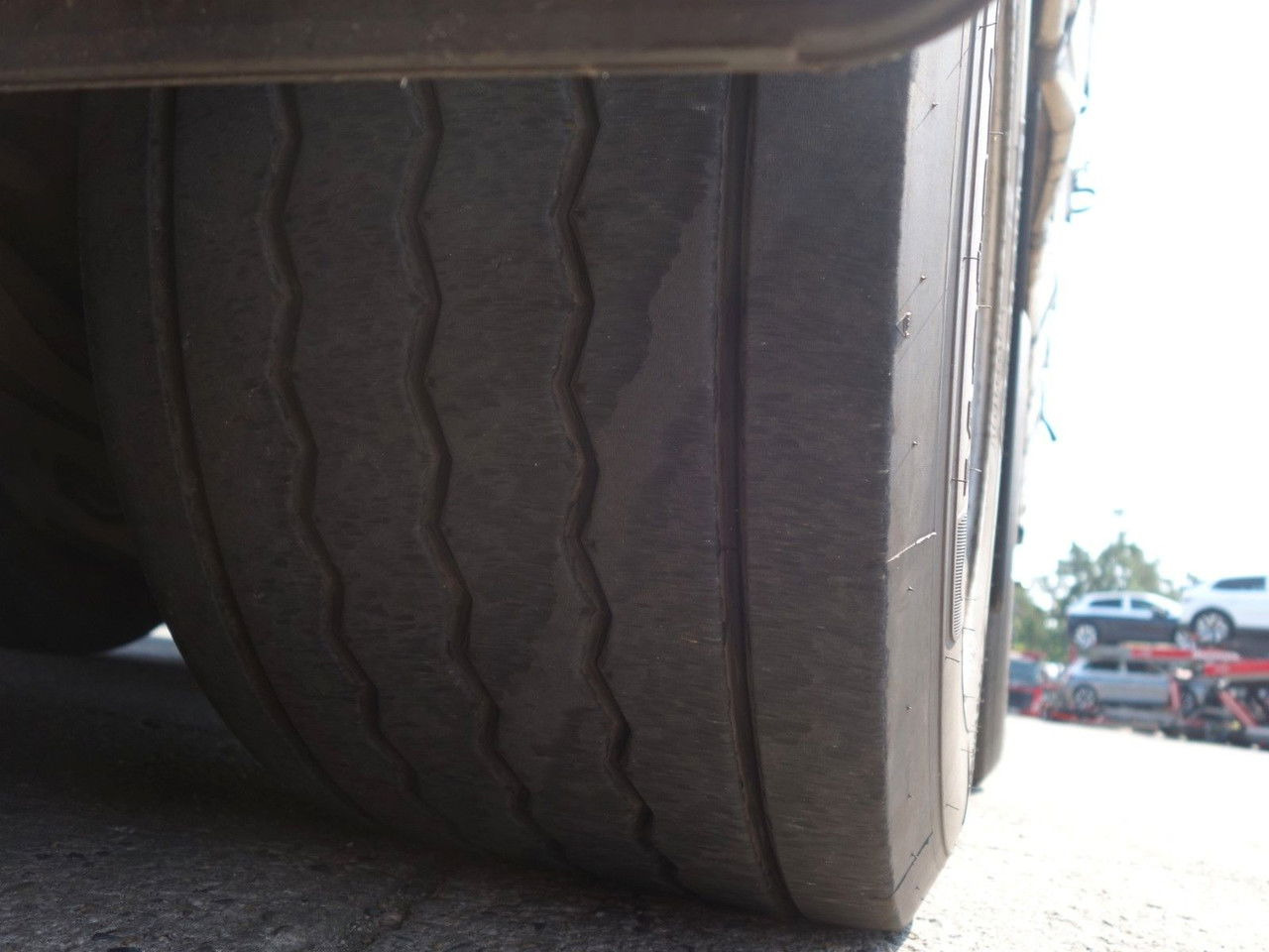 Pressukapellipuoliperävaunu Diversen SN24 Mega, Liftachse, SAF Achsen Koegel SN24 Mega, Liftachse, SAF Achsen: kuva Pressukapellipuoliperävaunu Diversen SN24 Mega, Liftachse, SAF Achsen Koegel SN24 Mega, Liftachse, SAF Achsen