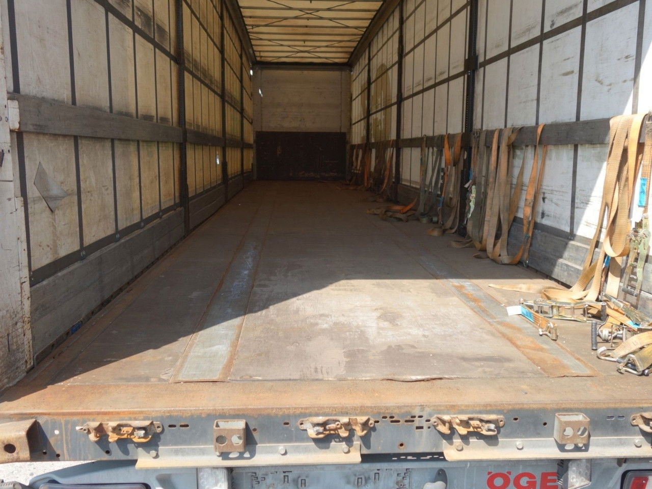 Pressukapellipuoliperävaunu Diversen SN24 Mega, Liftachse, SAF Achsen Koegel SN24 Mega, Liftachse, SAF Achsen: kuva Pressukapellipuoliperävaunu Diversen SN24 Mega, Liftachse, SAF Achsen Koegel SN24 Mega, Liftachse, SAF Achsen