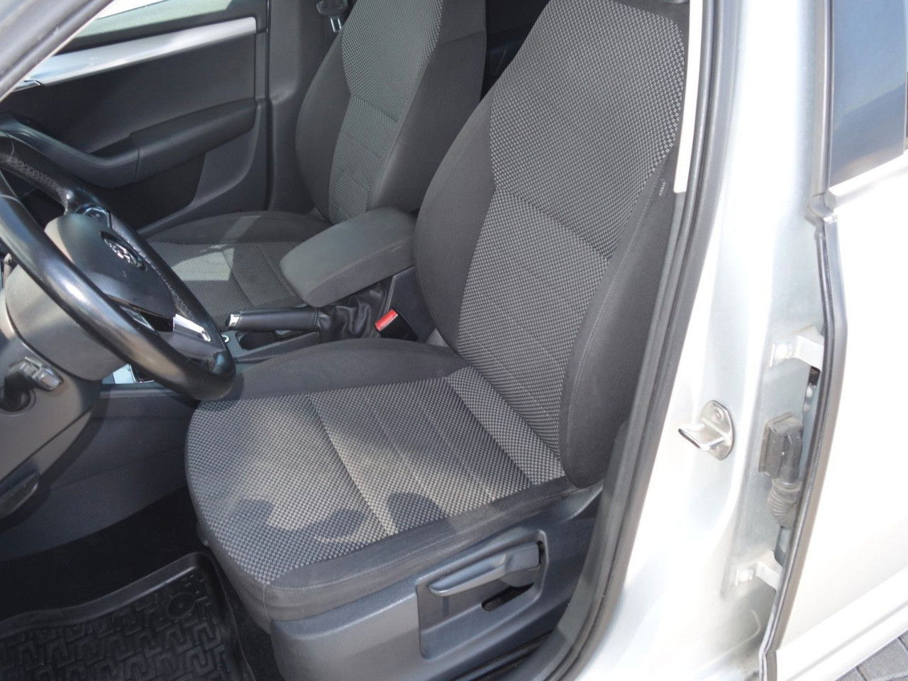 Leasing  Škoda Octavia Combi Ambition 1,6 TDI, DSG, Navi, Clima Škoda Octavia Combi Ambition 1,6 TDI, DSG, Navi, Clima: kuva Leasing  Škoda Octavia Combi Ambition 1,6 TDI, DSG, Navi, Clima Škoda Octavia Combi Ambition 1,6 TDI, DSG, Navi, Clima