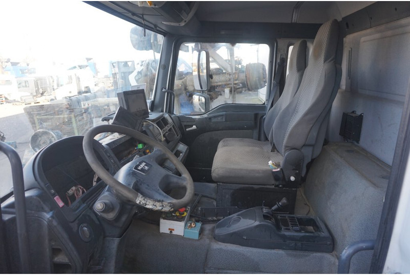 MAN F99L17 TGA 81.60000-7838 - Ohjaamo ja sisustus - Kuorma-auto: kuva MAN F99L17 TGA 81.60000-7838 - Ohjaamo ja sisustus - Kuorma-auto MAN F99L17 TGA 81.60000-7838 - Ohjaamo ja sisustus - Kuorma-auto: kuva MAN F99L17 TGA 81.60000-7838 - Ohjaamo ja sisustus - Kuorma-auto