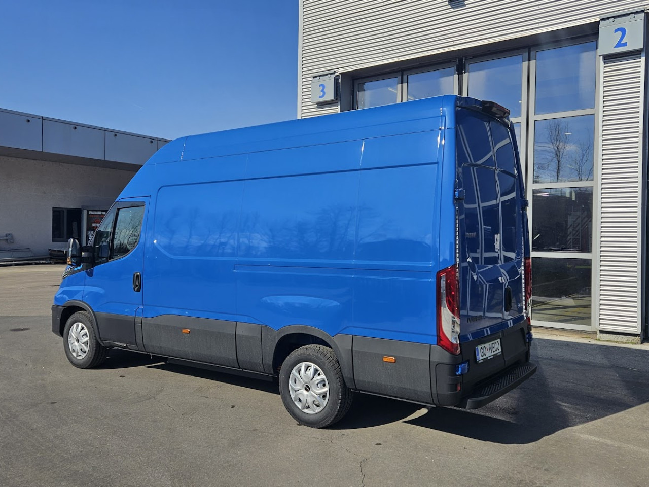 IVECO Daily ELEKTRIČNI 35 C 18H - Pikkubussi, Sähköpakettiauto: kuva IVECO Daily ELEKTRIČNI 35 C 18H - Pikkubussi, Sähköpakettiauto IVECO Daily ELEKTRIČNI 35 C 18H - Pikkubussi, Sähköpakettiauto: kuva IVECO Daily ELEKTRIČNI 35 C 18H - Pikkubussi, Sähköpakettiauto