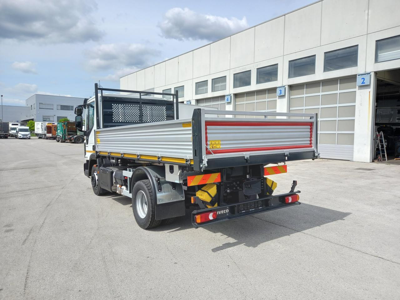 IVECO Eurocargo ML120EL25 - Kippiauto kuorma-auto: kuva IVECO Eurocargo ML120EL25 - Kippiauto kuorma-auto IVECO Eurocargo ML120EL25 - Kippiauto kuorma-auto: kuva IVECO Eurocargo ML120EL25 - Kippiauto kuorma-auto
