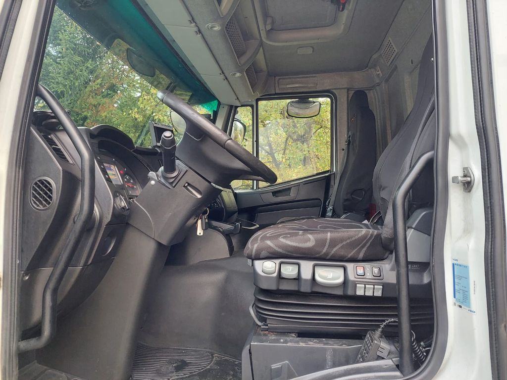 Interior photo 1: Refrigeraattori kuorma-auto Iveco 190S40 Stralis 4x2, Euro 6, Carrier Supra 1150 Iveco 190S40 Stralis 4x2, Euro 6, Carrier Supra 1150