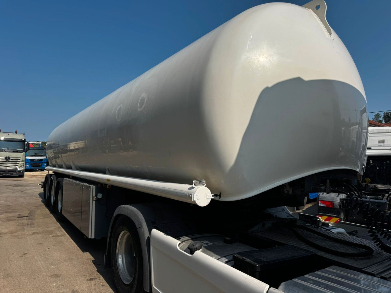 Schrader Treibstoff Diesel/Benzin, 4 Kammern, Sening - Säiliöpuoliperävaunu: kuva Schrader Treibstoff Diesel/Benzin, 4 Kammern, Sening - Säiliöpuoliperävaunu Schrader Treibstoff Diesel/Benzin, 4 Kammern, Sening - Säiliöpuoliperävaunu: kuva Schrader Treibstoff Diesel/Benzin, 4 Kammern, Sening - Säiliöpuoliperävaunu