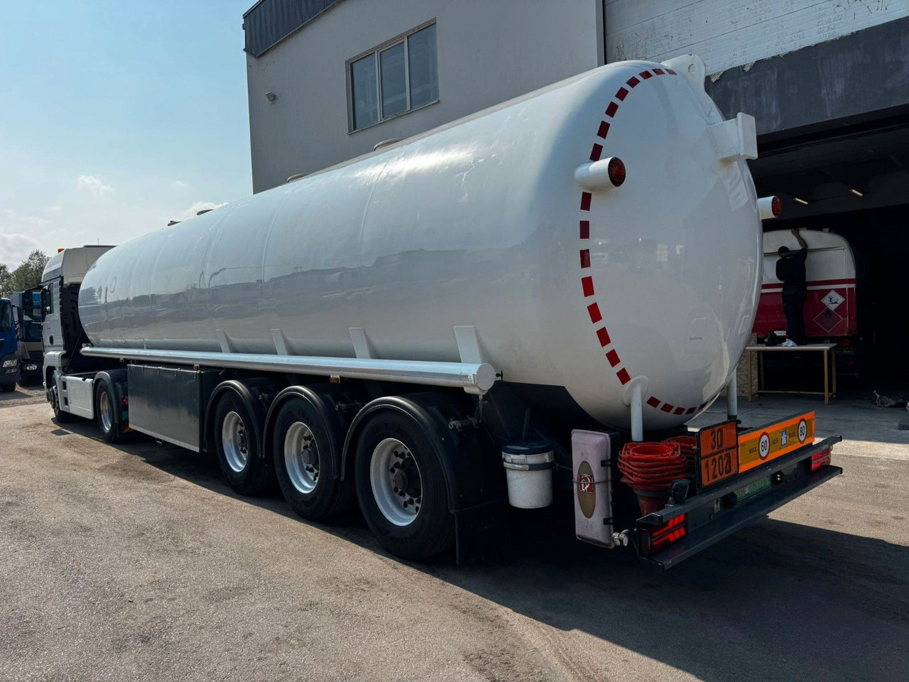 Schrader Treibstoff Diesel/Benzin, 4 Kammern, Sening - Säiliöpuoliperävaunu: kuva Schrader Treibstoff Diesel/Benzin, 4 Kammern, Sening - Säiliöpuoliperävaunu Schrader Treibstoff Diesel/Benzin, 4 Kammern, Sening - Säiliöpuoliperävaunu: kuva Schrader Treibstoff Diesel/Benzin, 4 Kammern, Sening - Säiliöpuoliperävaunu