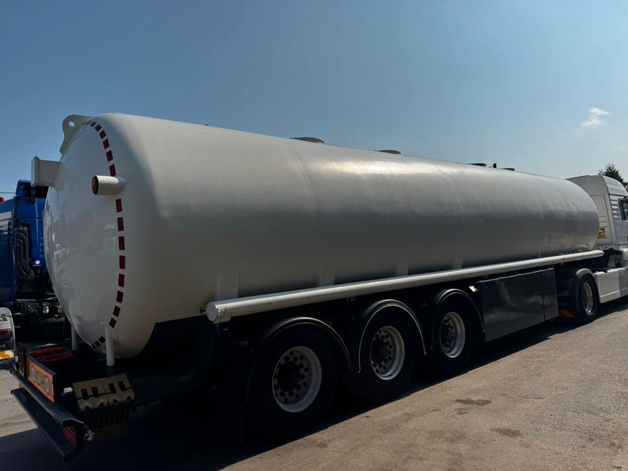 Schrader Treibstoff Diesel/Benzin, 4 Kammern, Sening - Säiliöpuoliperävaunu: kuva Schrader Treibstoff Diesel/Benzin, 4 Kammern, Sening - Säiliöpuoliperävaunu Schrader Treibstoff Diesel/Benzin, 4 Kammern, Sening - Säiliöpuoliperävaunu: kuva Schrader Treibstoff Diesel/Benzin, 4 Kammern, Sening - Säiliöpuoliperävaunu