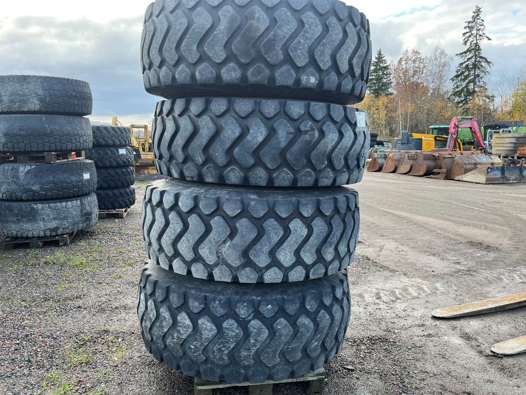Däck på fälg 20,5-R25 Volvo L70 , 6300 , L90 - Rengas - Rakennuskoneet: kuva Däck på fälg 20,5-R25 Volvo L70 , 6300 , L90 - Rengas - Rakennuskoneet Däck på fälg 20,5-R25 Volvo L70 , 6300 , L90 - Rengas - Rakennuskoneet: kuva Däck på fälg 20,5-R25 Volvo L70 , 6300 , L90 - Rengas - Rakennuskoneet