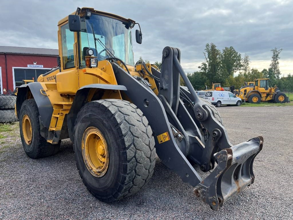Volvo L 120 E - Pyöräkuormaaja: kuva Volvo L 120 E - Pyöräkuormaaja Volvo L 120 E - Pyöräkuormaaja: kuva Volvo L 120 E - Pyöräkuormaaja