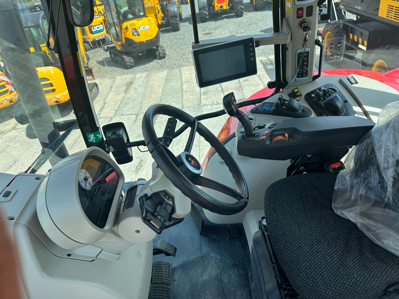 Massey Ferguson 7715S - Traktori: kuva  Massey Ferguson 7715S - Traktori Massey Ferguson 7715S - Traktori: kuva  Massey Ferguson 7715S - Traktori