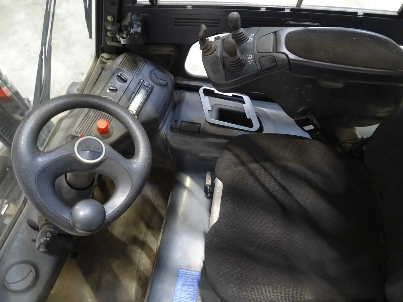 Linde E30 - Sähkötrukki: kuva Linde E30 - Sähkötrukki Linde E30 - Sähkötrukki: kuva Linde E30 - Sähkötrukki