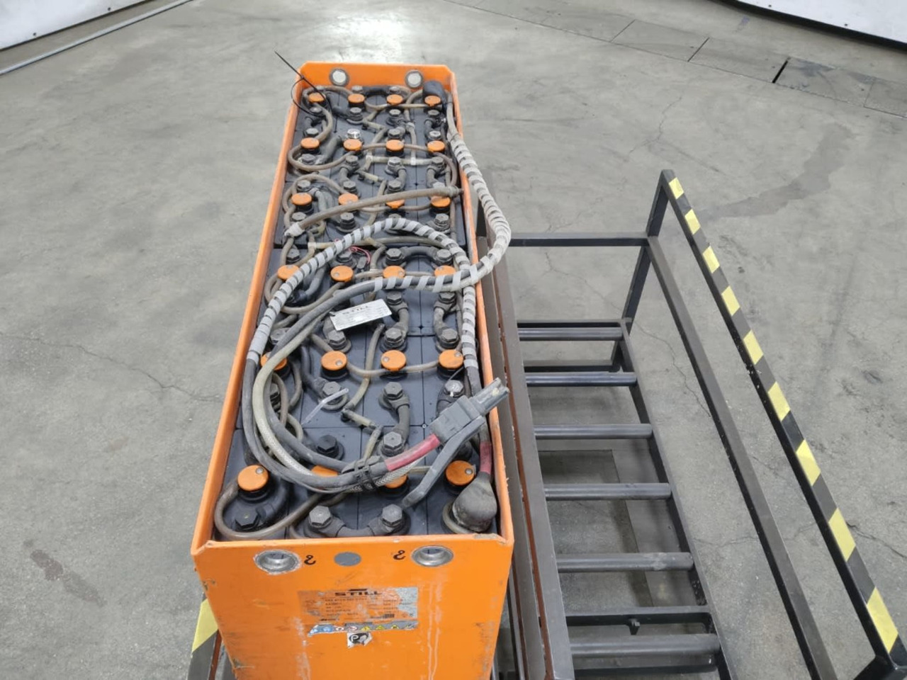 MIDAC Battery & changing rack - Akku - Materiaalinkäsittely: kuva MIDAC Battery & changing rack - Akku - Materiaalinkäsittely MIDAC Battery & changing rack - Akku - Materiaalinkäsittely: kuva MIDAC Battery & changing rack - Akku - Materiaalinkäsittely