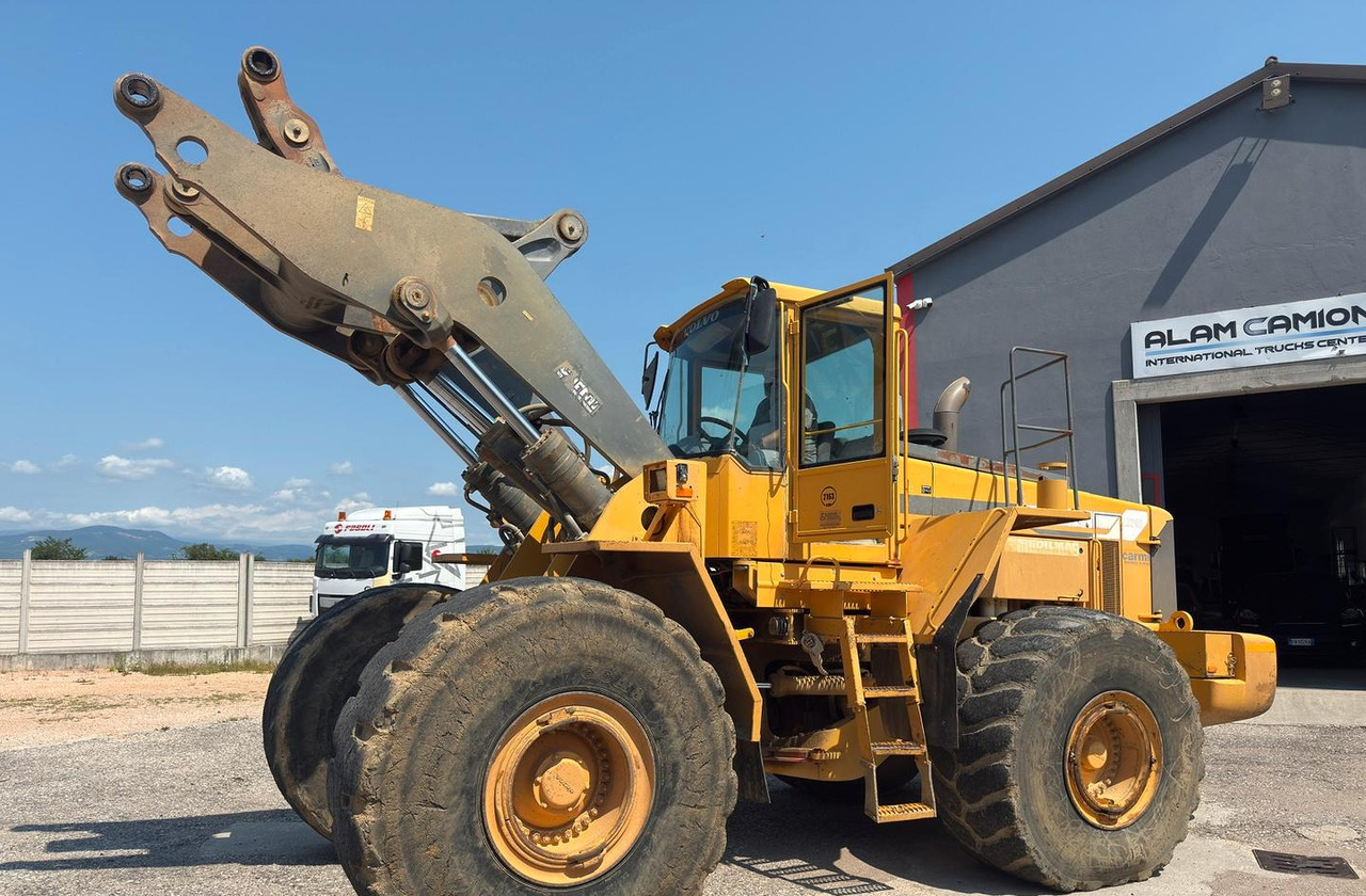 Pala gommata Volvo L 220 - Pyöräkuormaaja: kuva  Pala gommata Volvo L 220 - Pyöräkuormaaja Pala gommata Volvo L 220 - Pyöräkuormaaja: kuva  Pala gommata Volvo L 220 - Pyöräkuormaaja