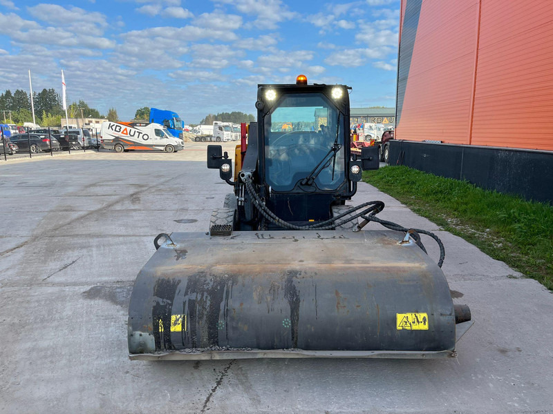 JCB 155 T4 BUCKET & BRUSH - Pyöräkuormaaja: kuva JCB 155 T4 BUCKET & BRUSH - Pyöräkuormaaja JCB 155 T4 BUCKET & BRUSH - Pyöräkuormaaja: kuva JCB 155 T4 BUCKET & BRUSH - Pyöräkuormaaja