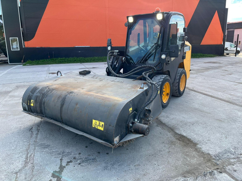 JCB 155 T4 BUCKET & BRUSH - Pyöräkuormaaja: kuva JCB 155 T4 BUCKET & BRUSH - Pyöräkuormaaja JCB 155 T4 BUCKET & BRUSH - Pyöräkuormaaja: kuva JCB 155 T4 BUCKET & BRUSH - Pyöräkuormaaja