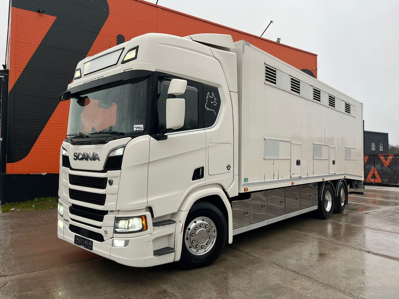 Scania R 580 6x2*4 RETARDER / BOX L=8168 mm - Eläinten kuljetus kuorma-auto: kuva Scania R 580 6x2*4 RETARDER / BOX L=8168 mm - Eläinten kuljetus kuorma-auto Scania R 580 6x2*4 RETARDER / BOX L=8168 mm - Eläinten kuljetus kuorma-auto: kuva Scania R 580 6x2*4 RETARDER / BOX L=8168 mm - Eläinten kuljetus kuorma-auto