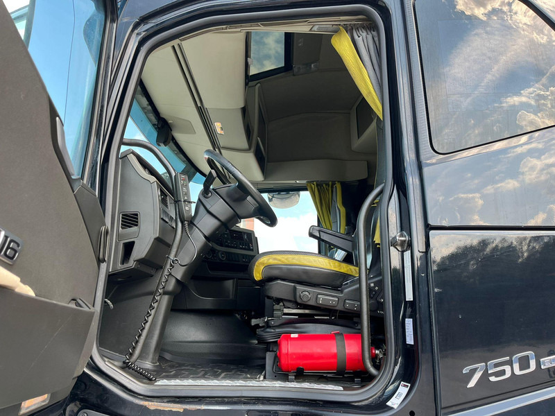 Kuljetin kuorma-auto Volvo FH 16 750 8x4 HMF2620K-5 / WINCH / PLATFORM L=7100 mm: kuva Kuljetin kuorma-auto Volvo FH 16 750 8x4 HMF2620K-5 / WINCH / PLATFORM L=7100 mm