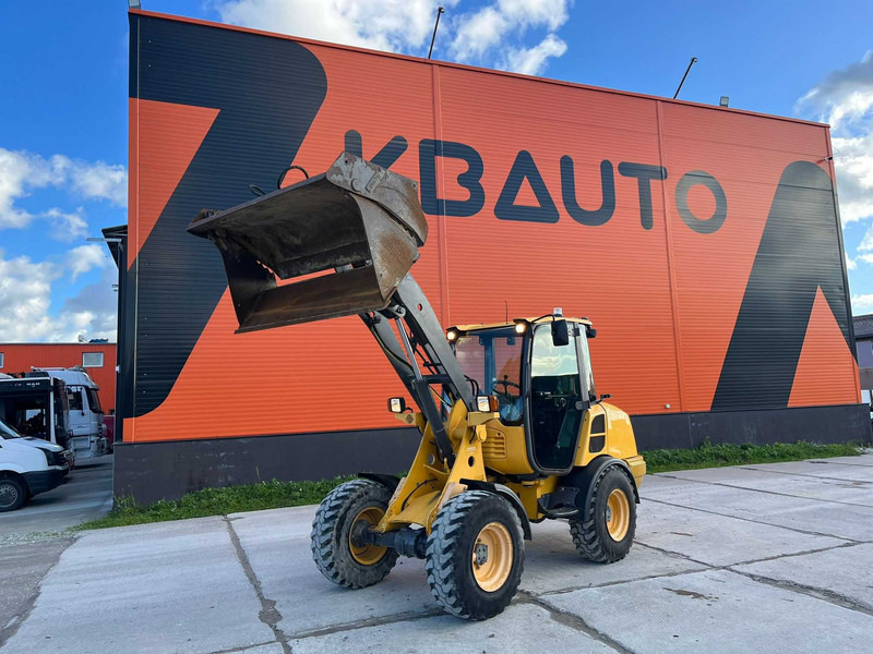 Volvo L 25 F BUCKET & FORKS - Pyöräkuormaaja: kuva Volvo L 25 F BUCKET & FORKS - Pyöräkuormaaja Volvo L 25 F BUCKET & FORKS - Pyöräkuormaaja: kuva Volvo L 25 F BUCKET & FORKS - Pyöräkuormaaja