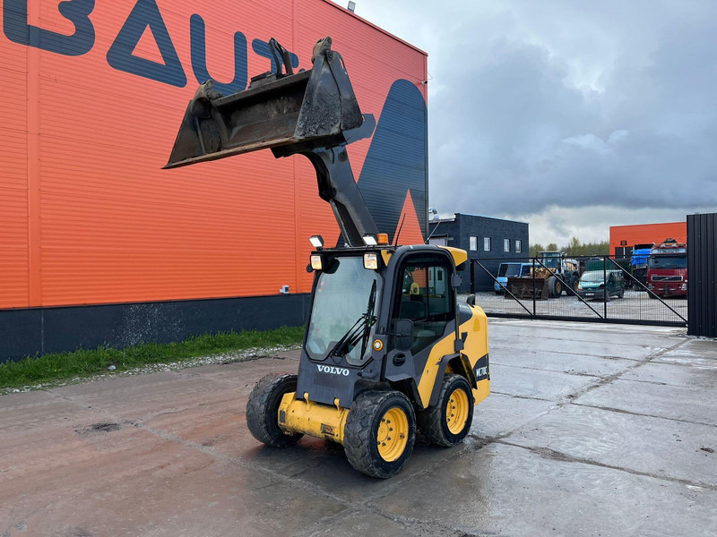 Volvo MC 70 C T4 BRUSH - Pyöräkuormaaja: kuva Volvo MC 70 C T4 BRUSH - Pyöräkuormaaja Volvo MC 70 C T4 BRUSH - Pyöräkuormaaja: kuva Volvo MC 70 C T4 BRUSH - Pyöräkuormaaja