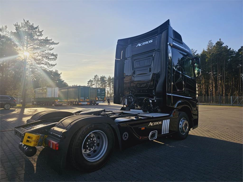 Mercedes-Benz ACTROS 1843 - Vetopöytäauto: kuva Mercedes-Benz ACTROS 1843 - Vetopöytäauto Mercedes-Benz ACTROS 1843 - Vetopöytäauto: kuva Mercedes-Benz ACTROS 1843 - Vetopöytäauto