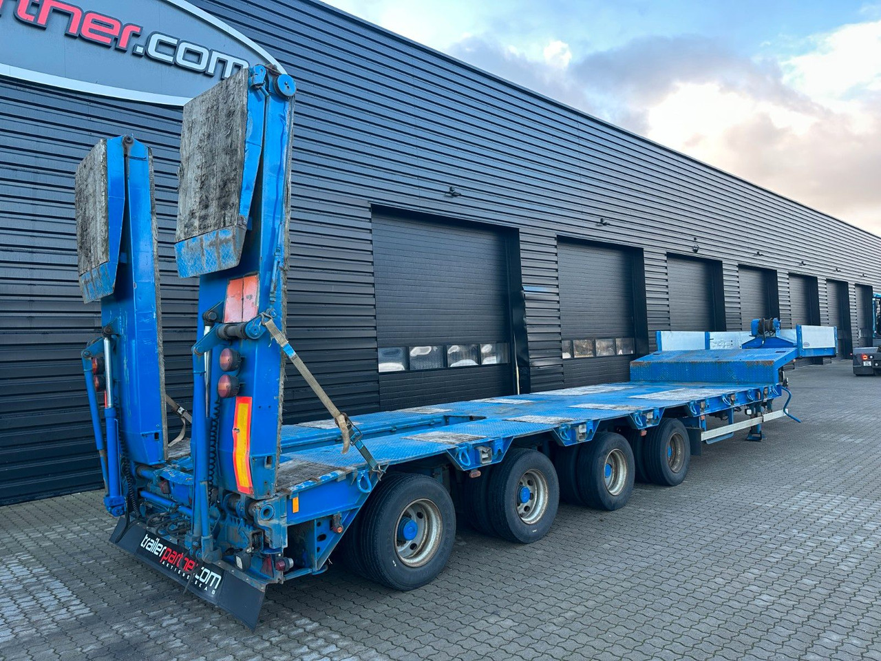 Goldhofer 4 achs tieflader / rampen / 4 x zwangsgelenkt - Apuvaunu puoliperävaunu: kuva Goldhofer 4 achs tieflader / rampen / 4 x zwangsgelenkt - Apuvaunu puoliperävaunu Goldhofer 4 achs tieflader / rampen / 4 x zwangsgelenkt - Apuvaunu puoliperävaunu: kuva Goldhofer 4 achs tieflader / rampen / 4 x zwangsgelenkt - Apuvaunu puoliperävaunu