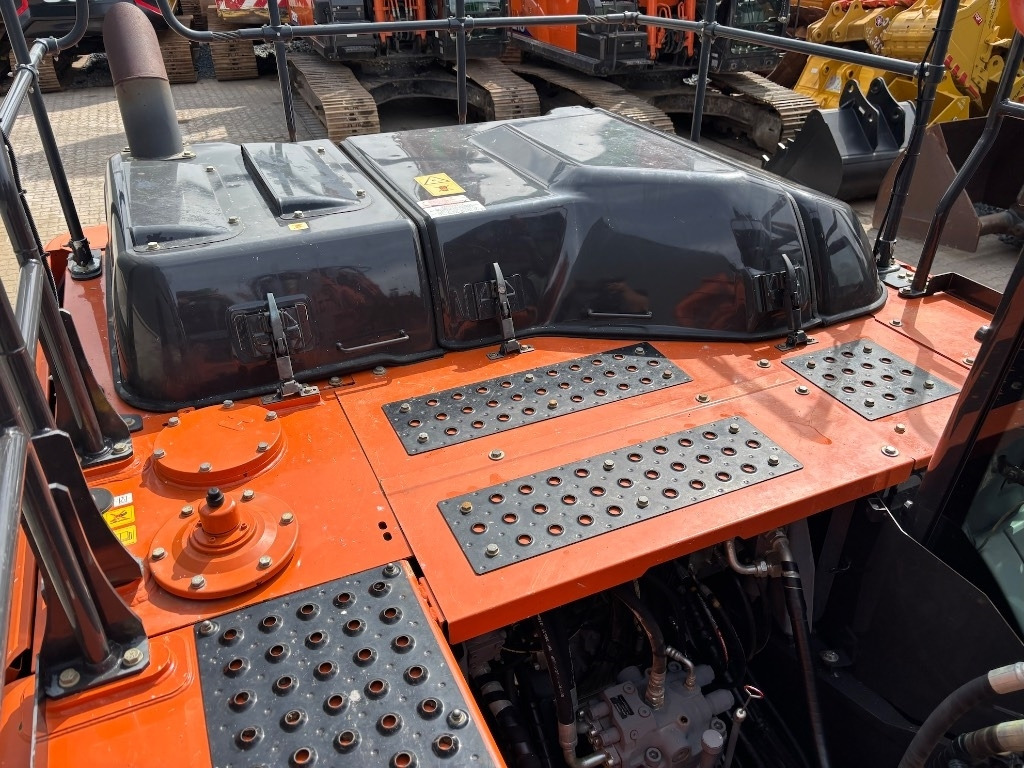 Telakaivukone Hitachi ZX 210 LC-6: kuva Telakaivukone Hitachi ZX 210 LC-6 Telakaivukone Hitachi ZX 210 LC-6: kuva Telakaivukone Hitachi ZX 210 LC-6