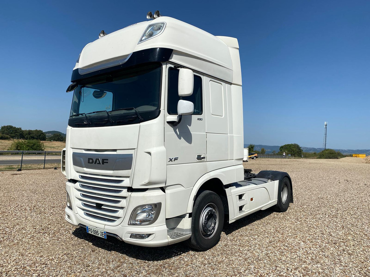 DAF XF530 Super Space Cab - Vetopöytäauto: kuva DAF XF530 Super Space Cab - Vetopöytäauto DAF XF530 Super Space Cab - Vetopöytäauto: kuva DAF XF530 Super Space Cab - Vetopöytäauto