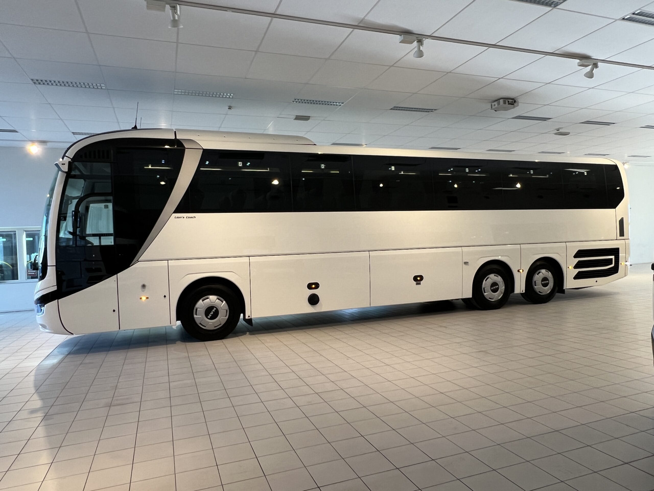 MAN Lions Coach R08 Euro 6E (Dark Edition) - Turistibussi: kuva  MAN Lions Coach R08 Euro 6E (Dark Edition) - Turistibussi MAN Lions Coach R08 Euro 6E (Dark Edition) - Turistibussi: kuva  MAN Lions Coach R08 Euro 6E (Dark Edition) - Turistibussi