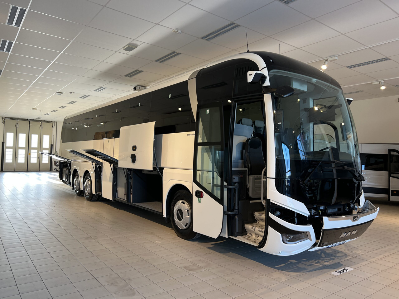 Turistibussi MAN Lions Coach R09 Euro 6E (Dark Edition): kuva Turistibussi MAN Lions Coach R09 Euro 6E (Dark Edition)