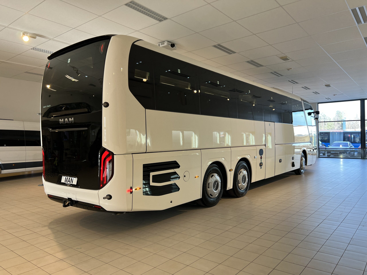 Turistibussi MAN Lions Coach R09 Euro 6E (Dark Edition): kuva Turistibussi MAN Lions Coach R09 Euro 6E (Dark Edition)