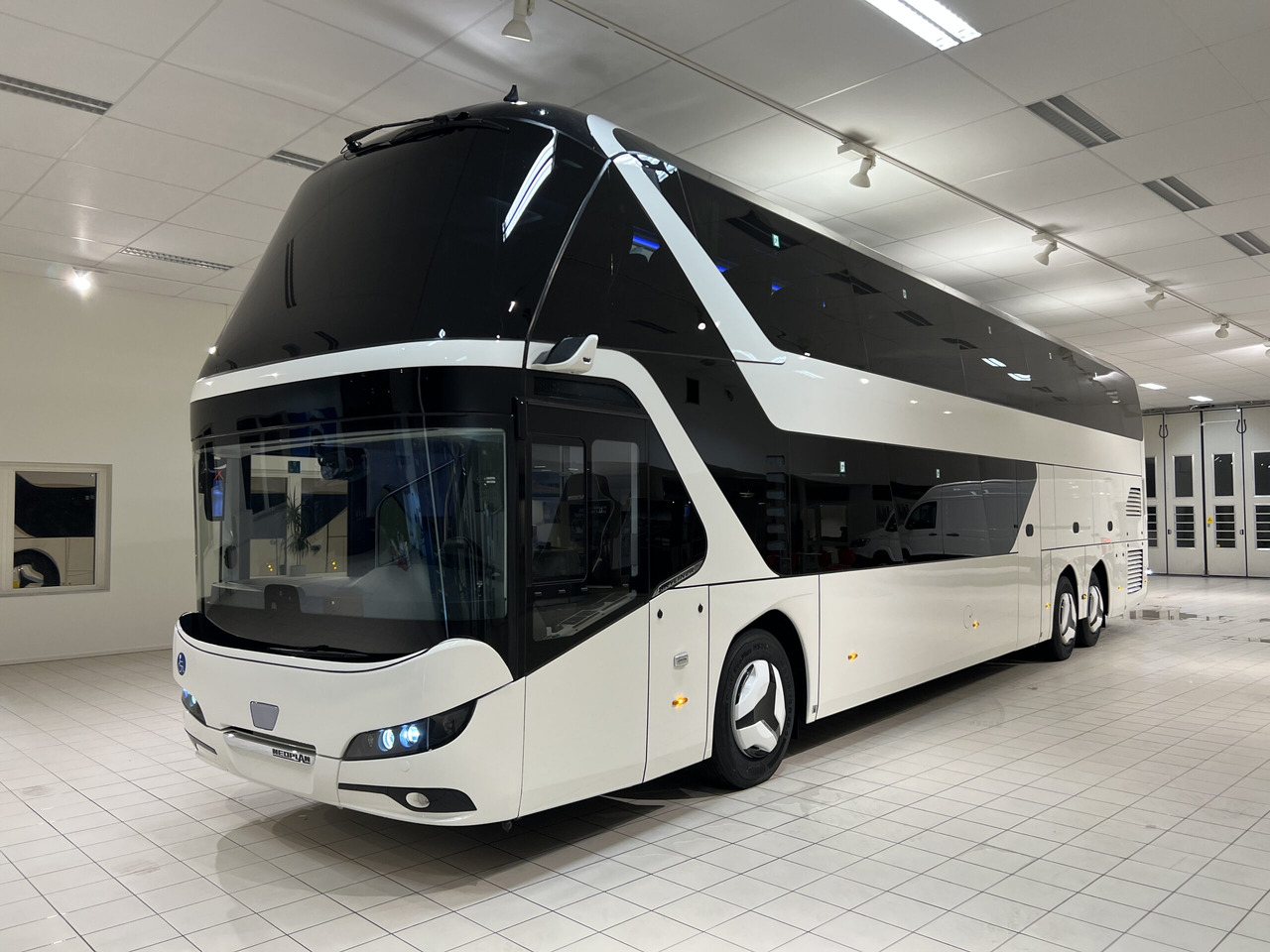 NEOPLAN SKYLINER P06 Euro 6E V.I.P / Exclusive Class (Dark Edition) - Turistibussi: kuva NEOPLAN SKYLINER P06 Euro 6E V.I.P / Exclusive Class (Dark Edition) - Turistibussi NEOPLAN SKYLINER P06 Euro 6E V.I.P / Exclusive Class (Dark Edition) - Turistibussi: kuva NEOPLAN SKYLINER P06 Euro 6E V.I.P / Exclusive Class (Dark Edition) - Turistibussi