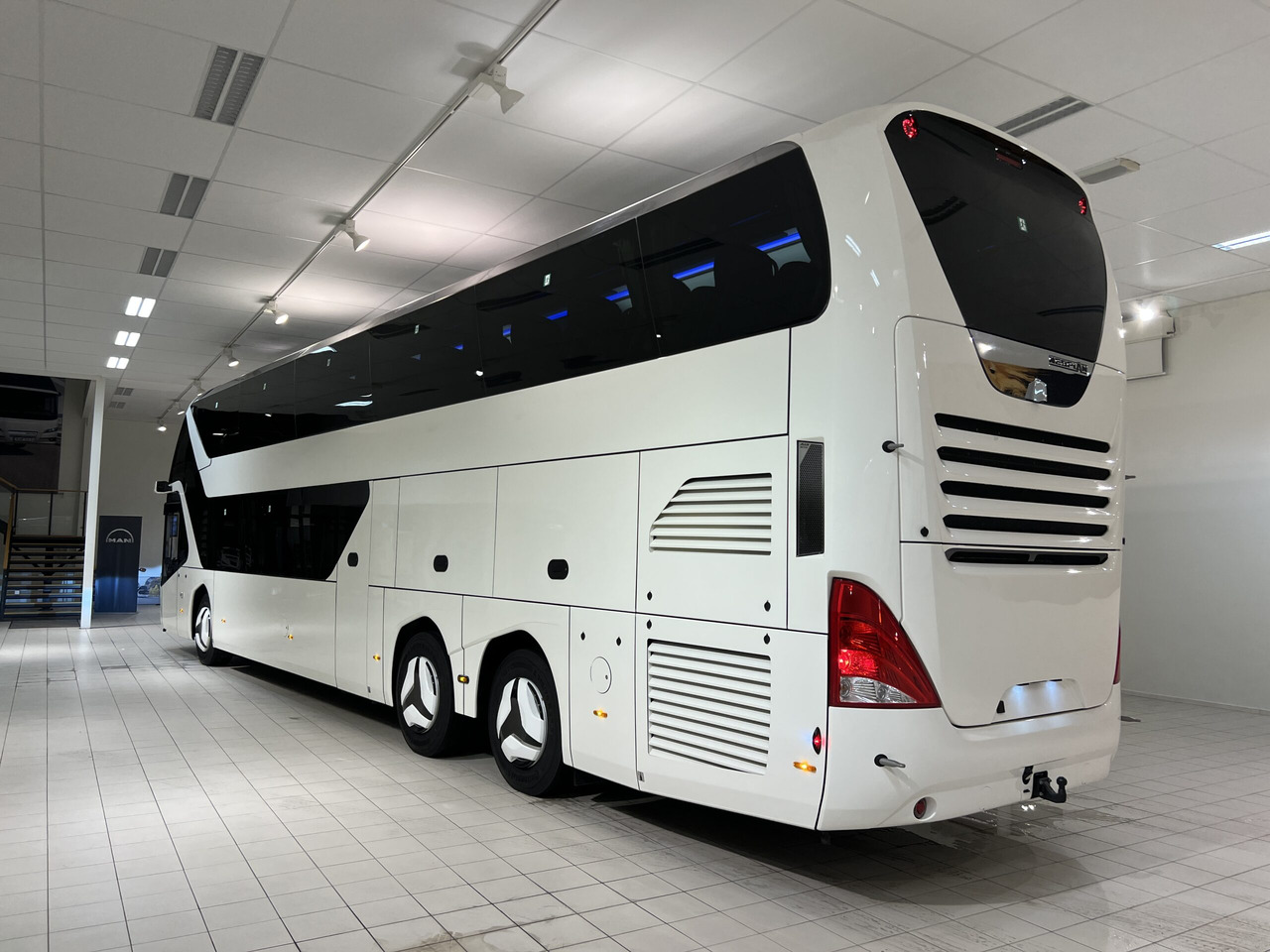 NEOPLAN SKYLINER P06 Euro 6E V.I.P / Exclusive Class (Dark Edition) - Turistibussi: kuva NEOPLAN SKYLINER P06 Euro 6E V.I.P / Exclusive Class (Dark Edition) - Turistibussi NEOPLAN SKYLINER P06 Euro 6E V.I.P / Exclusive Class (Dark Edition) - Turistibussi: kuva NEOPLAN SKYLINER P06 Euro 6E V.I.P / Exclusive Class (Dark Edition) - Turistibussi